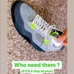 I am trying to sell these Jordan retro 4s.